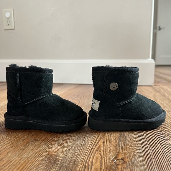 UGG | Infant Size 6 in Black - Picture 1 of 8